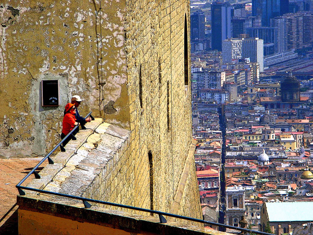 Sant'elmo: turisti in visita a Napoli. Immagine di Flickr User Hillman54
