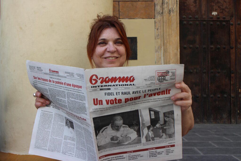 Syusy Blady con il giornale cubano
