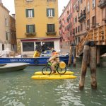 Patrizio Roversi in Shuttle Bike a Venezia (1)